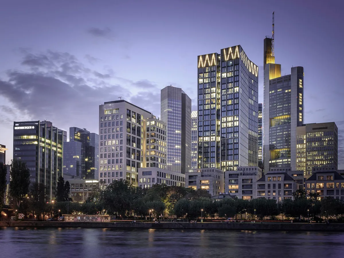 Le quartier bancaire de Francfort et la tour Commerzbank près du Main au crépuscule